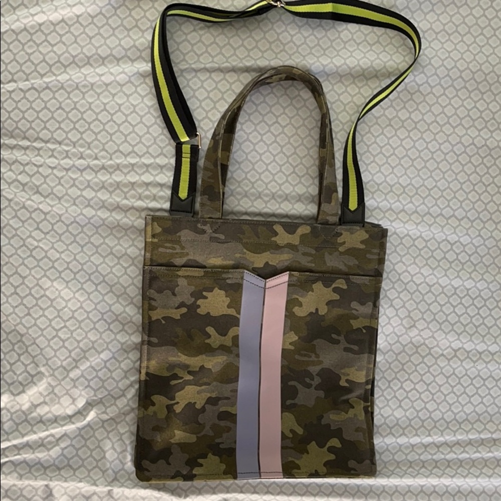 NWT Stella & Dot Camo Bag with strap.